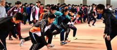 走りの秘訣、一流コーチに学ぶ　５年ぶりクレーマー陸上スクール