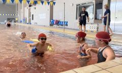 水中レクリエーションを楽しむ参加者たち