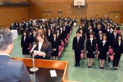 医療の道を志す決意を述べる新入生代表の上谷瑠奈さん（９日、金野和彦撮影）