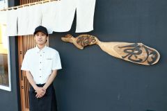 ３月から営業を本格化している「そば乃　兎月」と店主の伊藤さん