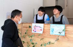接客を手伝う伊井田さんと水谷さん
