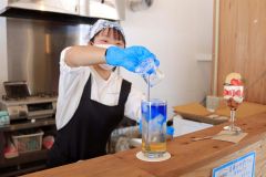 スカッシュを作る野村さん