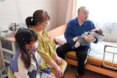 高齢者施設の面会、コロナ前のように　「まだ脅威」踏み切れぬ現場も　５類移行来月１年