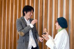 来場者と談笑する逢坂さん