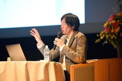 映像や写真を用いながら自身の半生を振り返った逢坂さん