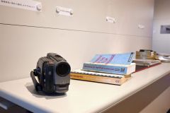 同ホールのギャラリーでは逢坂さんの歩みを象徴する物の展示がされた