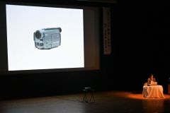 初めて使用したビデオカメラについて紹介する逢坂さん