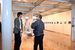 同ホールのギャラリーには講演前、来場者が訪れ逢坂さんと談笑した