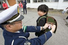 新入学児童に「愛の鈴」　広尾商工会女性部 3