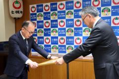 高木町長（右）から褒状を受け取った黒川専務