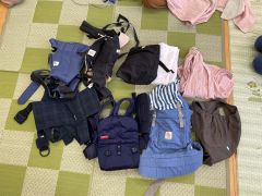 園に寄付された抱っこひも。新生児用や首が据わってから使えるものなどさまざま。