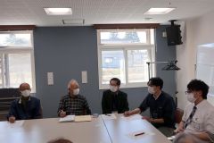 今年度の作業日程やの栽培する農作物について話し合う出席者（右から高橋管理者、江縁主任、石川事務局長、坪さん、地域住民）