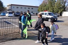 交通安全を呼び掛けながらと新入学児童らを見守る参加者