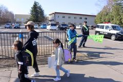 交通安全を呼び掛けながらと新入学児童らを見守る参加者