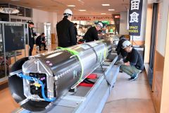一般公開に向け、道の駅コスモール大樹に搬入された「MOMO7号」(11日午前8時班ごろ。金野和彦撮影)