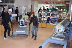 一般公開に向け、道の駅コスモール大樹に搬入された「MOMO7号」(11日午前8時15ごろ。金野和彦撮影)