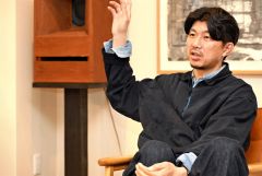 学生時代の思い出を語る曽田さん（須貝拓也撮影）