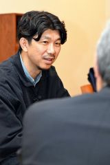 学生時代の思い出を語る曽田さん（須貝拓也撮影）