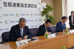 協定書に調印する左から同ＪＡの黒田組合長、アルプス技研の今村社長、アルプスアグリキャリアの渡邊社長（
１１日、ＪＡ木野）
