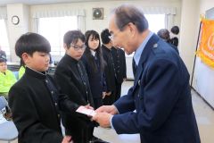 退団者に記念品を贈る西川会長