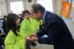 新入団者に団員証を交付する西川会長