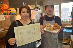 東京での表彰式に初出席し、賞状を受け取った岸田代表（左）。二人三脚で切り盛りする三浦文弘店長（右）と金賞を喜ぶ