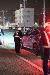 安全運転を呼びかける帯広署員