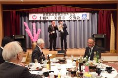 ステージでコントに挑戦する小野寺課長（奥右）