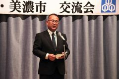 あいさつをする団長の亀野副町長