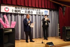 コントに挑戦する和田主事（右）