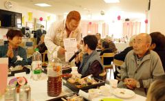 設立２５周年の節目を余興などで楽しむ利用者ら