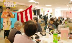 設立２５周年の節目を余興などで楽しむ利用者ら