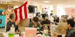 設立２５周年の節目を余興などで楽しむ利用者ら