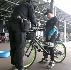 自転車の調整を依頼する子ども（１３日午前９時半ごろ）