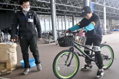調整を終えた自転車の乗り心地を確かめる子ども（１３日午前９時半ごろ）