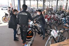 自転車を買い求め訪れた家族連れ（１３日午前１０時４０分ごろ、帯広市内のジョイフルＡＫ帯広店で。金野和彦撮影）
