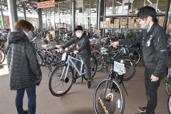自転車を買い求め訪れた家族連れ（１３日午前１０時４０分ごろ、帯広市内のジョイフルＡＫ帯広店で。金野和彦撮影）