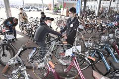 自転車を買い求め訪れた家族連れ（１３日午前１０時４０分ごろ、帯広市内のジョイフルＡＫ帯広店で。金野和彦撮影）
