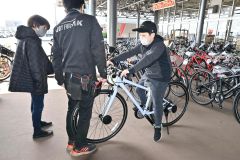 自転車を買い求め訪れた家族連れ（１３日午前１０時４０分ごろ、帯広市内のジョイフルＡＫ帯広店で。金野和彦撮影）