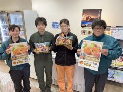 「道の駅ステラ★ほんべつ」で販売が始まった冷凍コロッケをＰＲする（左から）福原さん、橋爪さん、玉森さん、鈴木さん