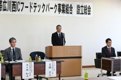地権者や来賓ら約２０人が出席した事業組合の設立総会