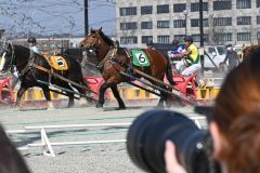 能力検査に挑むばん馬と騎手たち