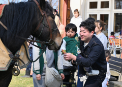 えさやりに見入る子供（金野和彦撮影）