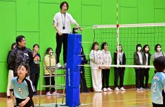 協会審判部のアドバイスを受けながら審判の実技に取り組む受講者
