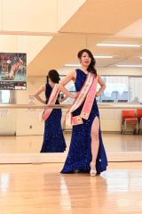 全国大会前に練習に励んだ芽室公民館のリハーサル室で、道準グランプリと日本大会ファイナリストのたすきを付けてウォーキングを披露する竹之内さん