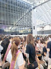 出場者らでにぎわう日本大会会場の新宿住友ビル三角広場