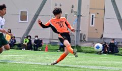 【第１節・帯北高―帯緑陽高】先制弾を決める帯北高の（３４）齊隆翔（右から２人目）