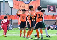 【第１節・帯北高―帯緑陽高】４点目を決めて仲間の祝福を受ける帯北高の（２２）伊藤快琉（中央）