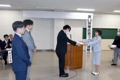 帯広ローターアクトクラブの会員に感謝状を贈呈する甲谷会長（右）
