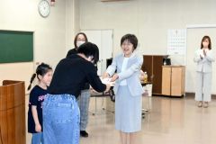 新入生にお祝い金を贈呈する甲谷会長